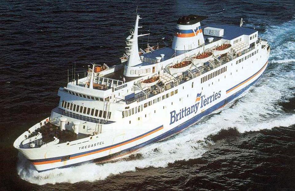 Le ferry Trégastel de Brittany Ferries est photographié en pleine mer.