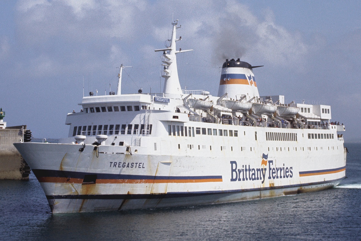 Le ferry Trégastel de Brittany Ferries est photographié à son arrivée dans le port de Roscoff.