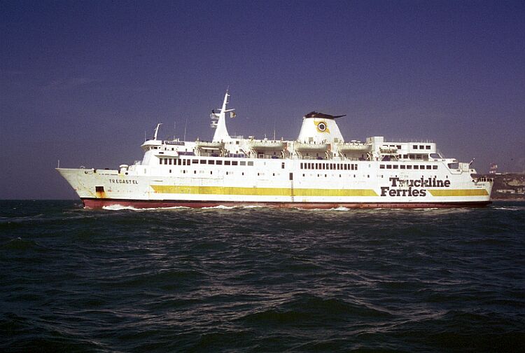 Le ferry Trégastel de Truckline (Brittany Ferries) est photographié après son appareillage du port de Cherbourg.