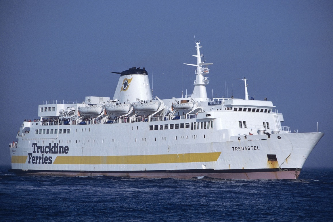 Le ferry Trégastel de Truckline (Brittany Ferries) est photographié à son arrivée à Roscoff, peu de temps avant son transfert vers la ligne de Cherbourg.