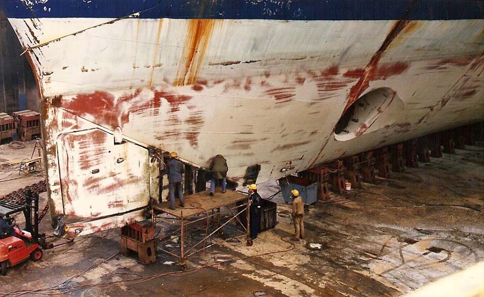 À sa construction, le ferry Trégastel de Brittany Ferries était équipé d'un safran à l'étrave. Ce dernier a été démonté début-1987.