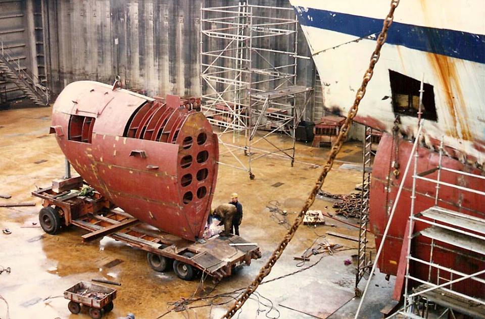 Début-1987, un bulbe d'étrave a été installé sur le ferry Trégastel de Brittany Ferries.