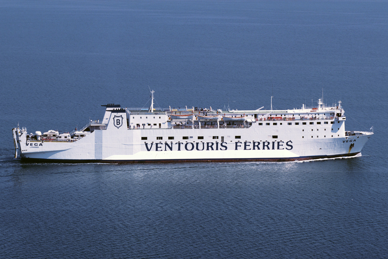 Le ferry Vega de Ventouris Ferries est photographié au large de Bari.