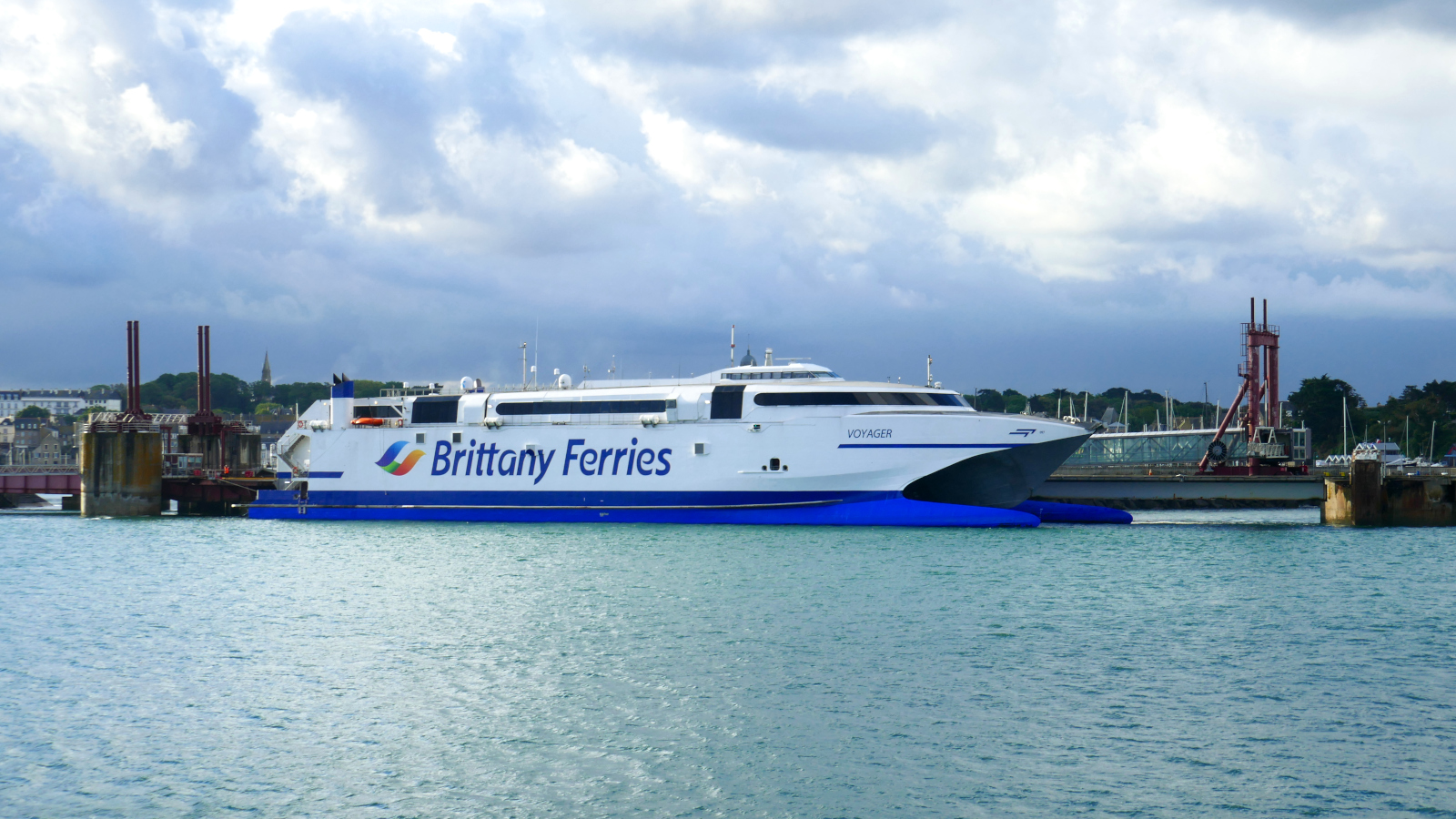 Le catamaran HSC Voyager de Brittany Ferries est photographié alors qu'il est amarré dans le port de Saint-Malo, entre deux traversées vers Guernesey et Poole.