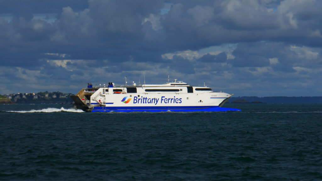 Le catamaran HSC Voyager de Brittany Ferries est photographié alors qu'il appareille de Saint-Malo en destination de Guernesey et Poole.