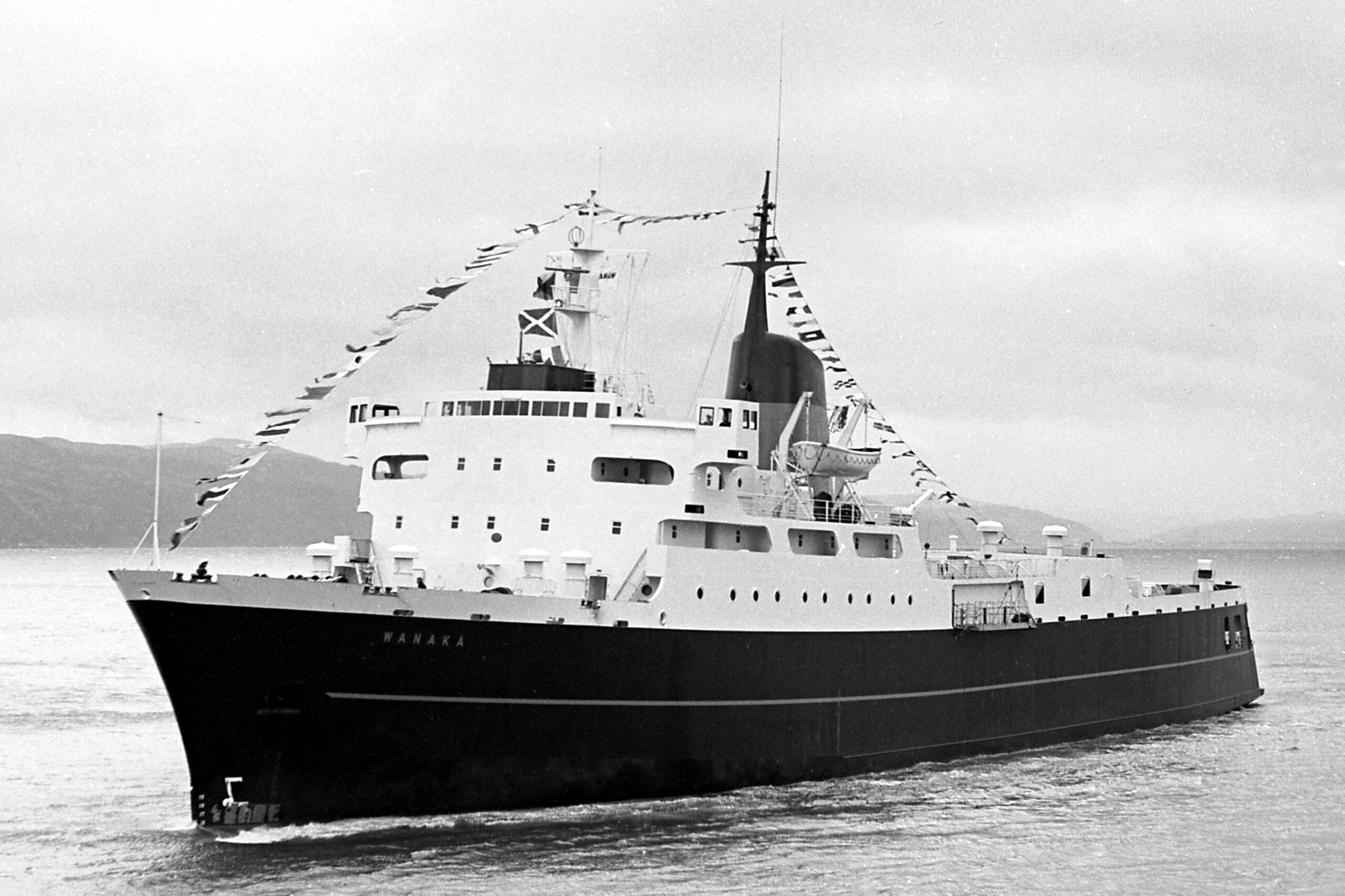 Le ferry Wanaka de Union Steamship navigue sous grand pavois
