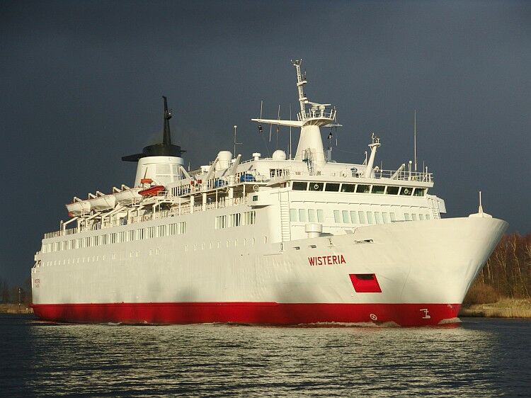 Le ferry Wisteria croise dans le canal de Kiel.