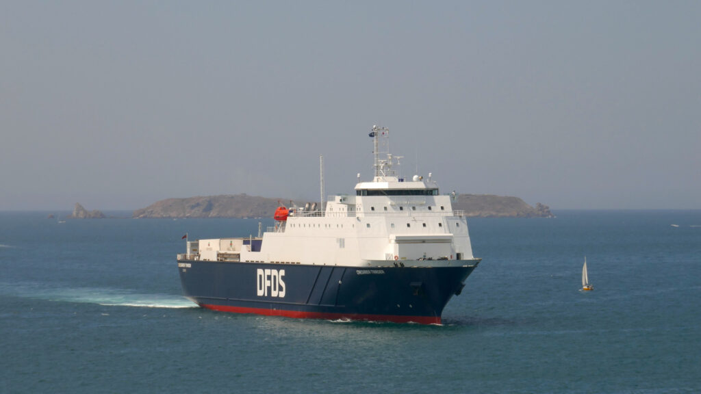 Le roulier Caesarea Trader approche du port de Saint-Malo pour son escale hebdomadaire. Le ferry de DFDS relie Jersey au port malouin chaque samedi.