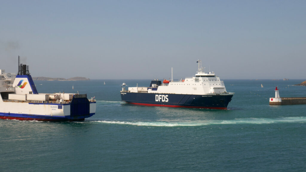 Le roulier Caesarea Trader attend que le ferry mixte Islander libère la rampe RoRo du port de Saint-Malo. Le ferry de DFDS relie Jersey au port malouin chaque samedi.