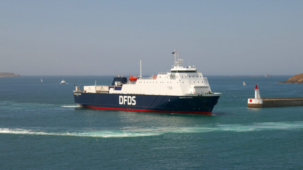 Le roulier Caesarea Trader s'apprête à entrer dans le port de Saint-Malo pour son escale hebdomadaire. Le ferry de DFDS relie Jersey au port malouin chaque samedi.