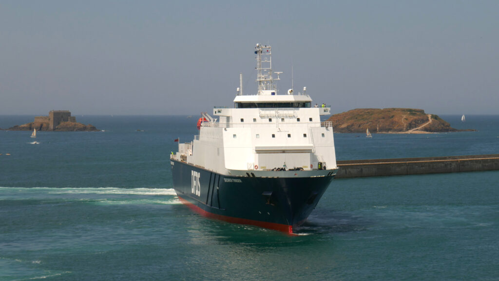 Le roulier Caesarea Trader manœuvre au pied de la jetée du Môle, qui marque l'entrée du port de Saint-Malo. Le ferry de DFDS relie Jersey au port malouin chaque samedi.
