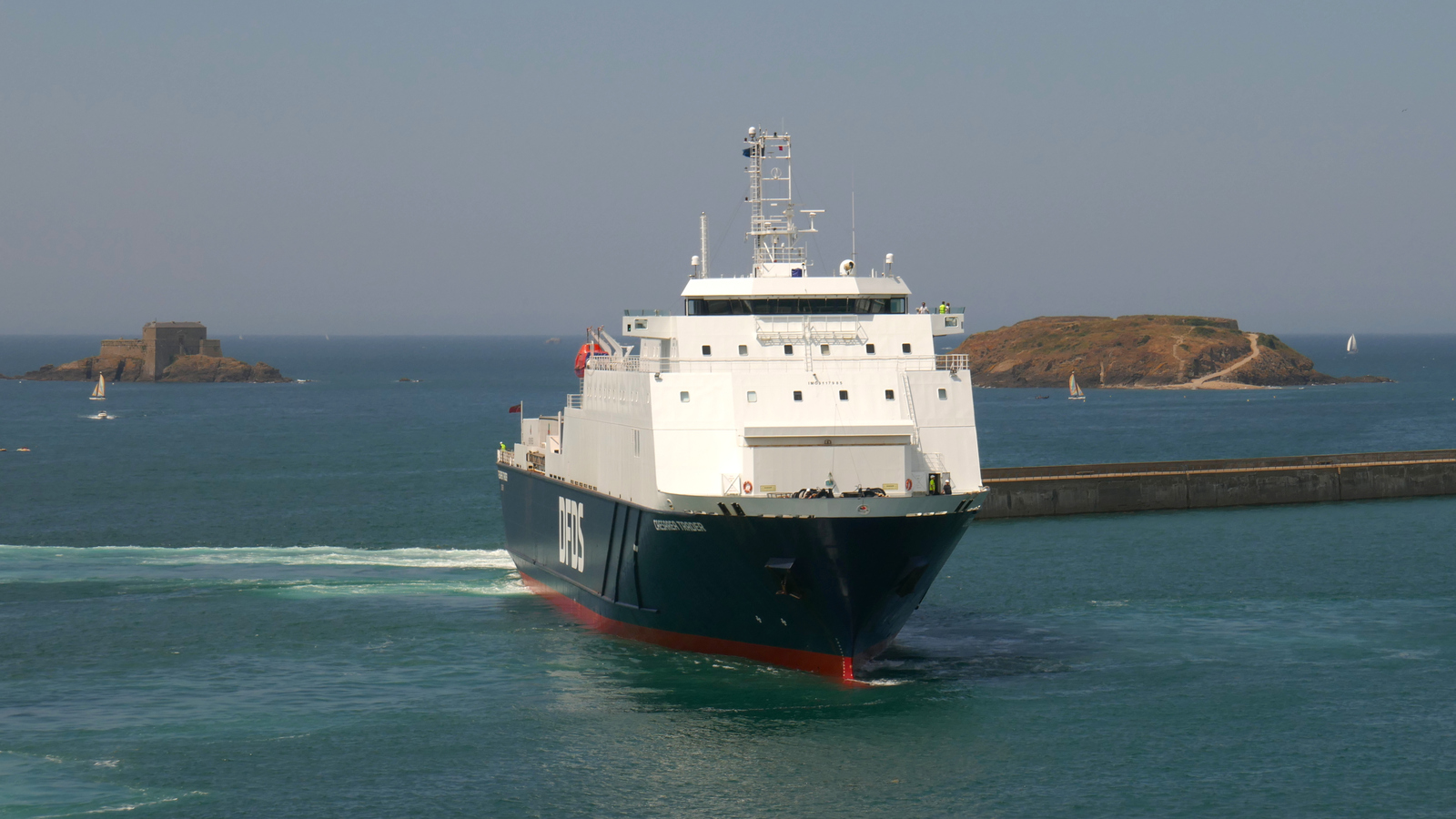 Le roulier Caesarea Trader manœuvre au pied de la jetée du Môle, qui marque l'entrée du port de Saint-Malo. Le ferry de DFDS relie Jersey au port malouin chaque samedi.