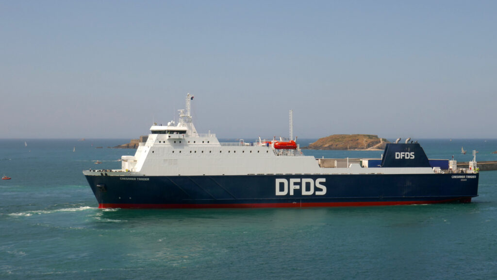 Le roulier Caesarea Trader recule vers le quai RoRo du port de Saint-Malo. Le ferry de DFDS relie Jersey au port malouin chaque samedi.
