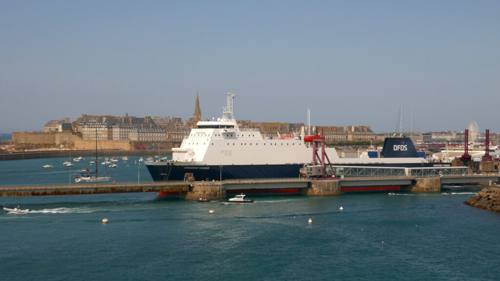 Le roulier Caesarea Trader est amarré à la rampe RoRo du port de Saint-Malo. Le ferry de DFDS relie Jersey au port malouin chaque samedi.
