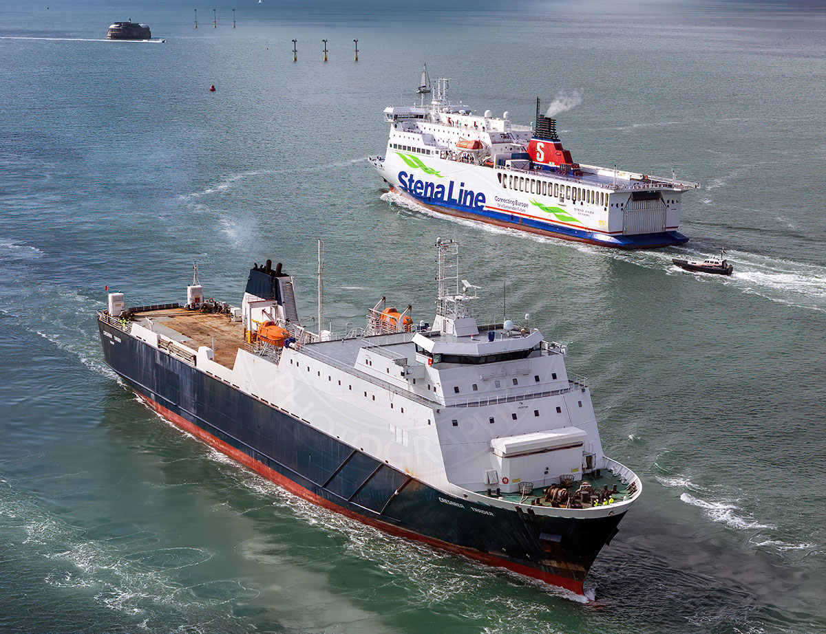 Le ferry Caesarea Trader de DFDS entre dans le port de Portsmouth pour la première fois depuis son changement de propriétaire.