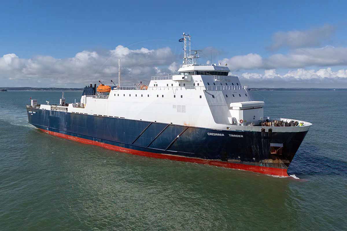 Le ferry Caesarea Trader de DFDS entre dans le port de Portsmouth pour la première fois depuis son changement de propriétaire.