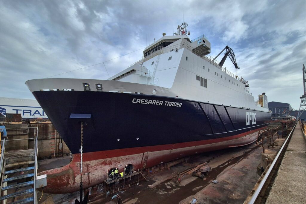 Le navire mixte Caesarea Trader est photographié aux chantiers danois Fayard. Il y bénéficie d'un carénage, après l'incendie qui a ravagé sa salle des machines le 09 février 2026.