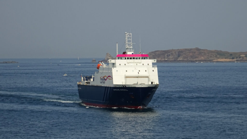 Le ferry Commodore Goodwill de Condor Ferries approche du port de Saint-Malo.