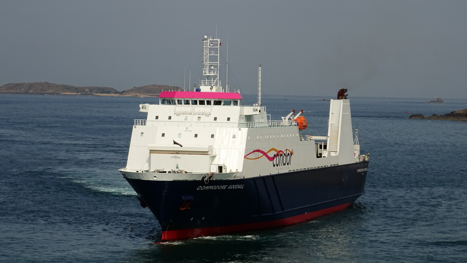 Le ferry Commodore Goodwill de Condor Ferries approche du port de Saint-Malo.