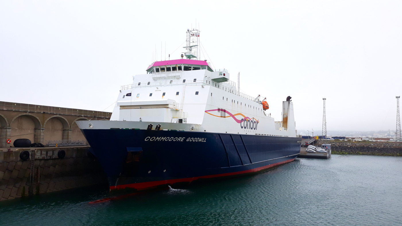 Le ferry Commodore Goodwill de Condor Ferries est photographié amarré dans le port de Saint-Hélier (Jersey).