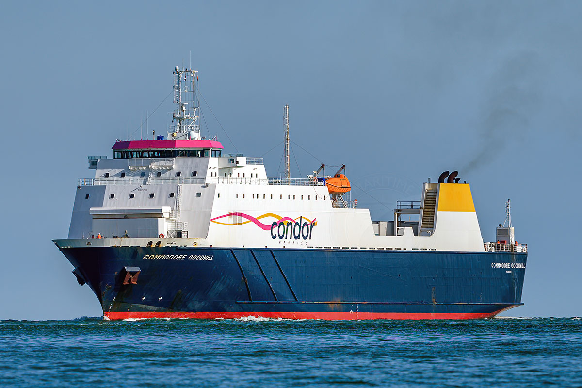 Le ferry Commodore Goodwill de Condor Ferries est photographié à son entrée dans le port de Portsmouth.