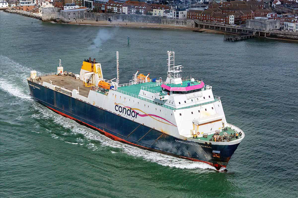 Le ferry Commodore Goodwill de Condor Ferries appareille pour la dernière fois du port de Portsmouth.