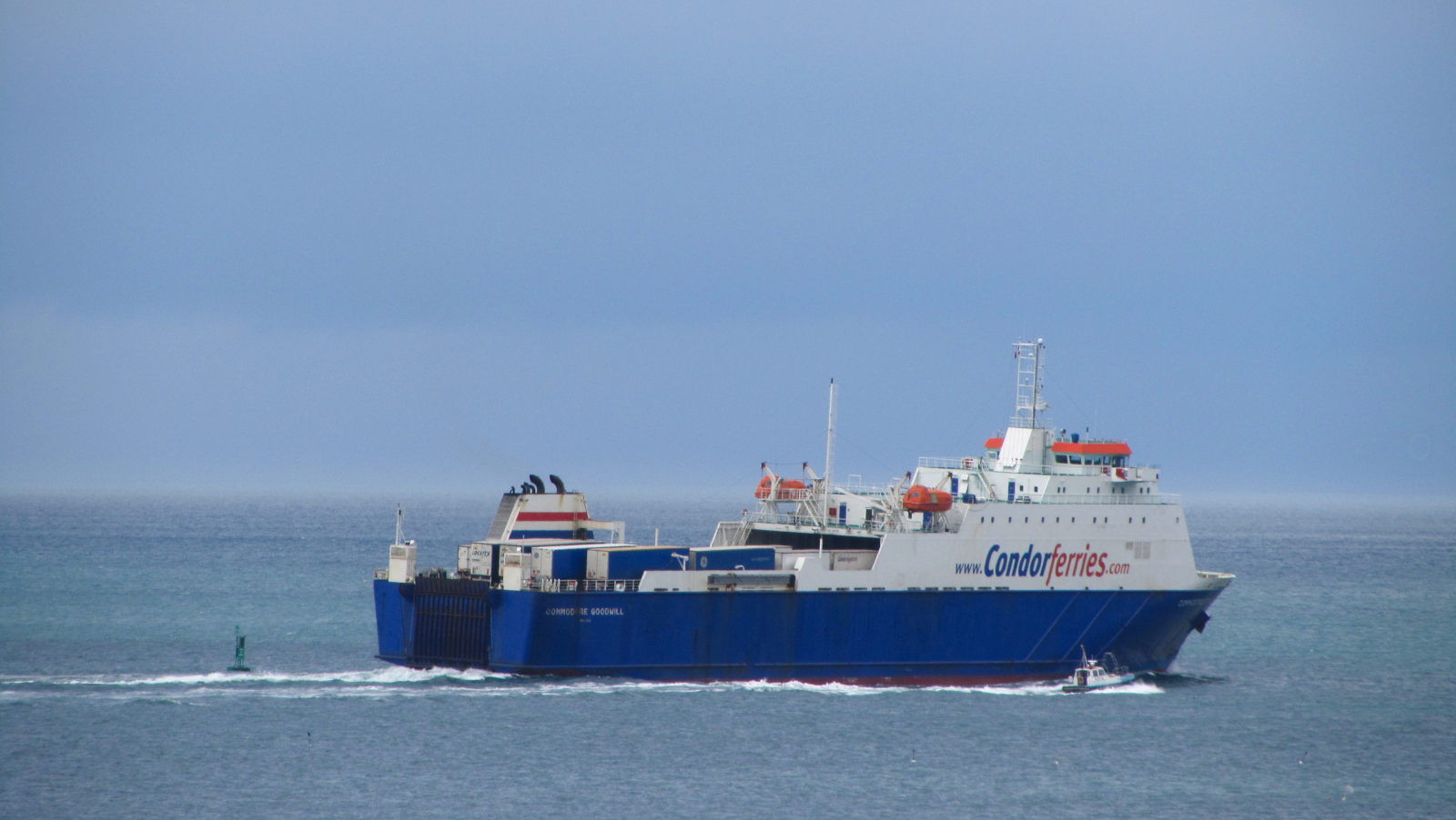 Le ferry Commodore Goodwill de Condor Ferries appareille du port de Saint-Malo en direction de Jersey.