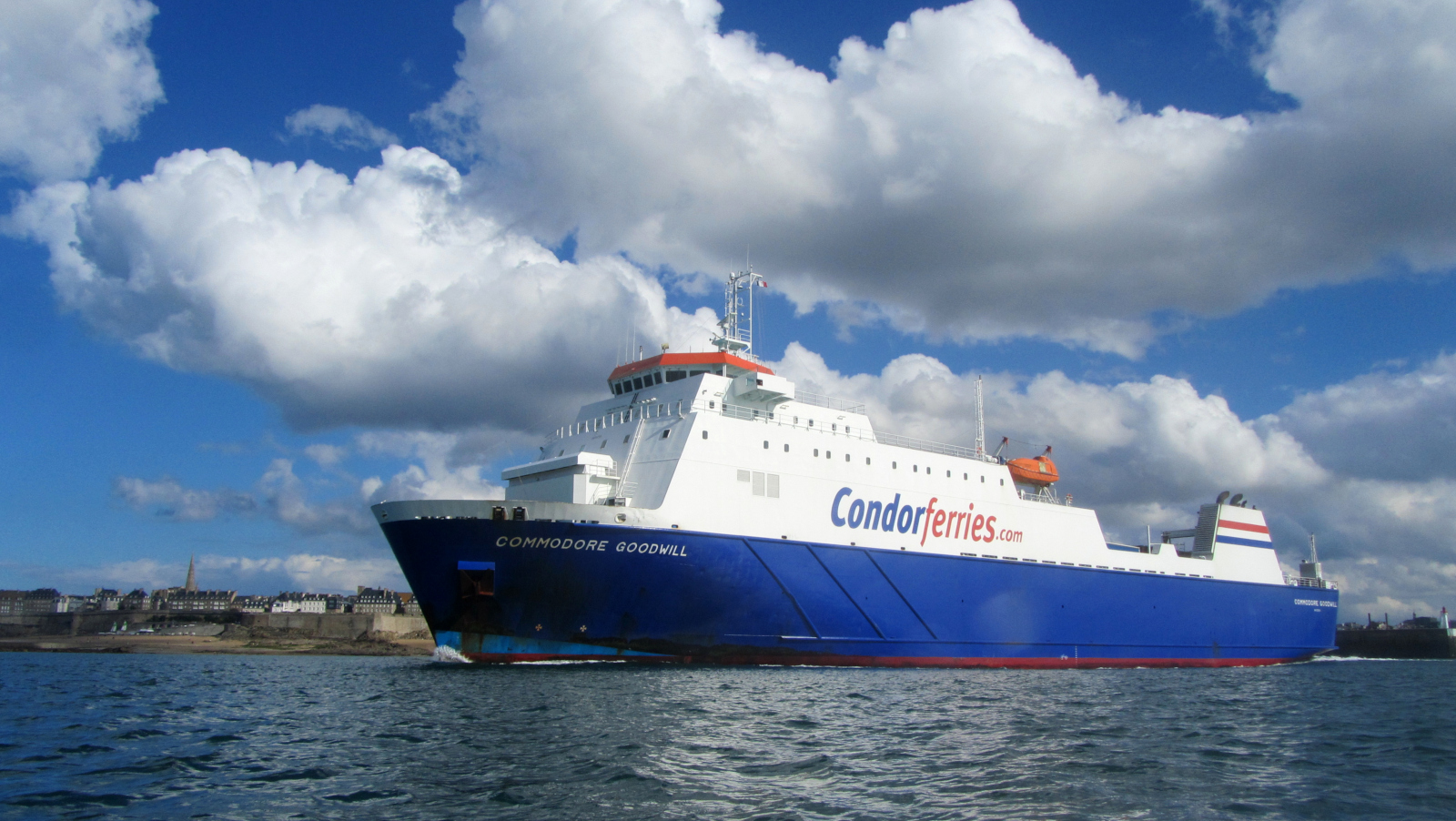 Le ferry Commodore Goodwill de Condor Ferries appareille du port de Saint-Malo en direction de Jersey.