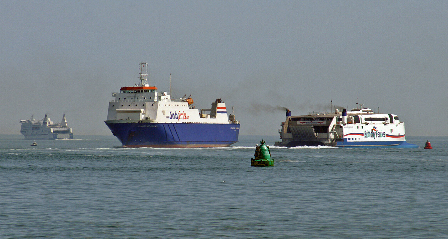 Le ferry Commodore Goodwill est photographié à son arrivée dans le port de Portsmouth.