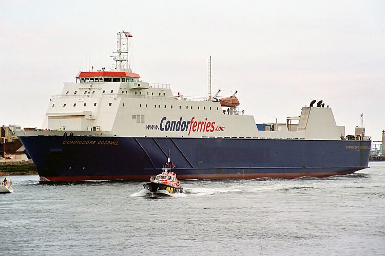 Le ferry Commodore Goodwill de Condor Ferries est photographié à son arrivée dans le port de Portsmouth.