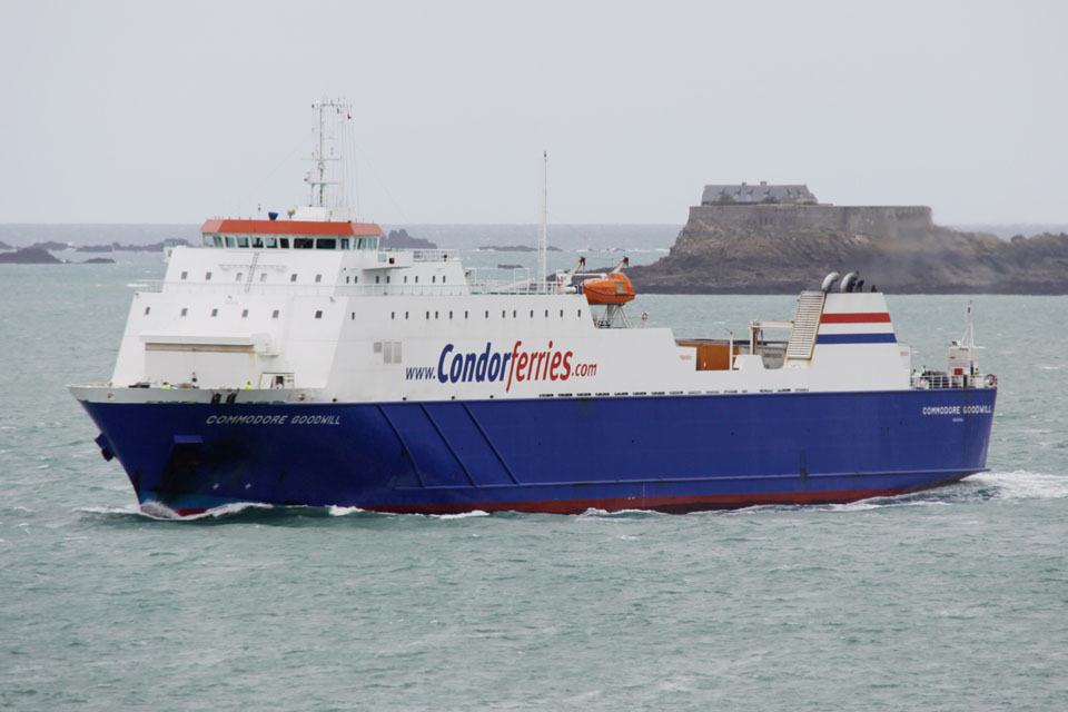 Le ferry roulier Commodore Goodwill est photographié à son arrivée dans le port de Saint-Malo.