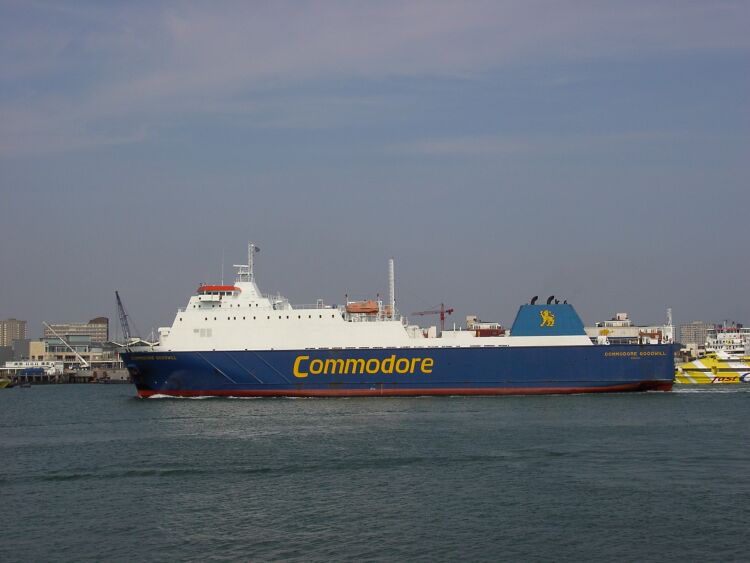 Le ferry Commodore Goodwill de Commodore est photographié à son entrée dans le port de Portsmouth.