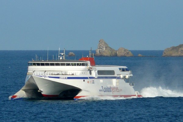 Le ferry Condor 10 de Condor Ferries est photographié à son arrivée au port de Saint-Malo.