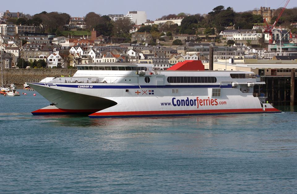 Le ferry Condor 10 de Condor Ferries est photographié à son appareillage de Guernesey.