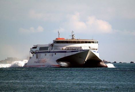 Le ferry Condor 10 de Condor Ferries est photographié à l'approche du port de Saint-Pierre-Port, Guernesey.