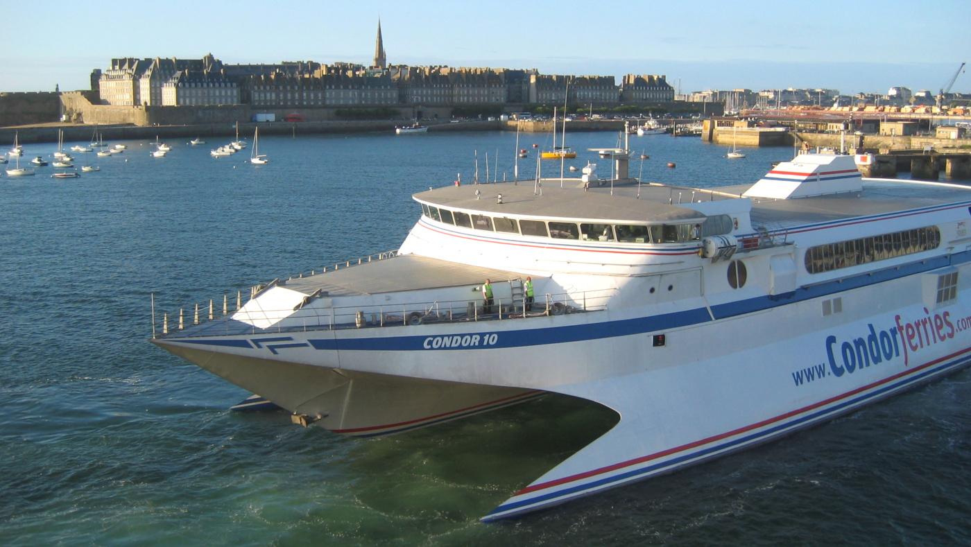 Le ferry Condor 10 est photographié lors de son accostage au port de Saint-Malo.