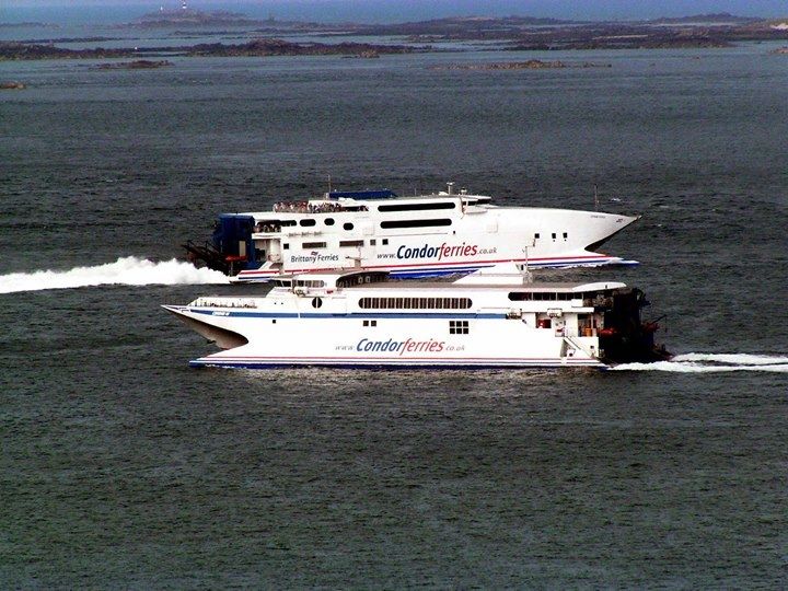 Le ferry Condor 10 croise son homologue Condor Vitesse au large de Guernesey.