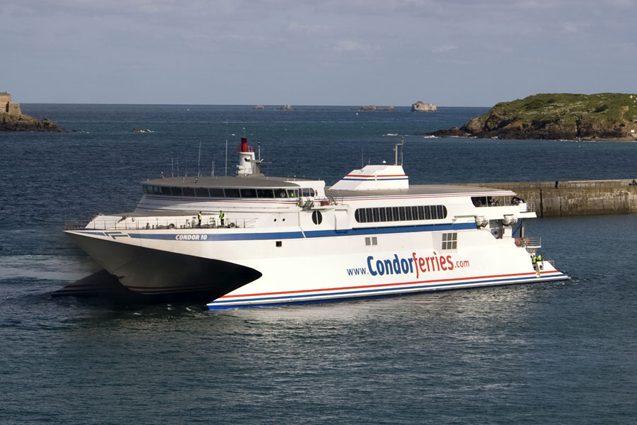 Le ferry Condor 10 de Condor Ferries manœuvre à l'entrée du port de Saint-Malo.