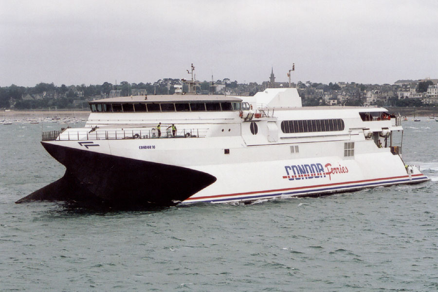 Le ferry Condor 10 de Condor Ferries est photographié à son arrivée au port de Saint-Malo.