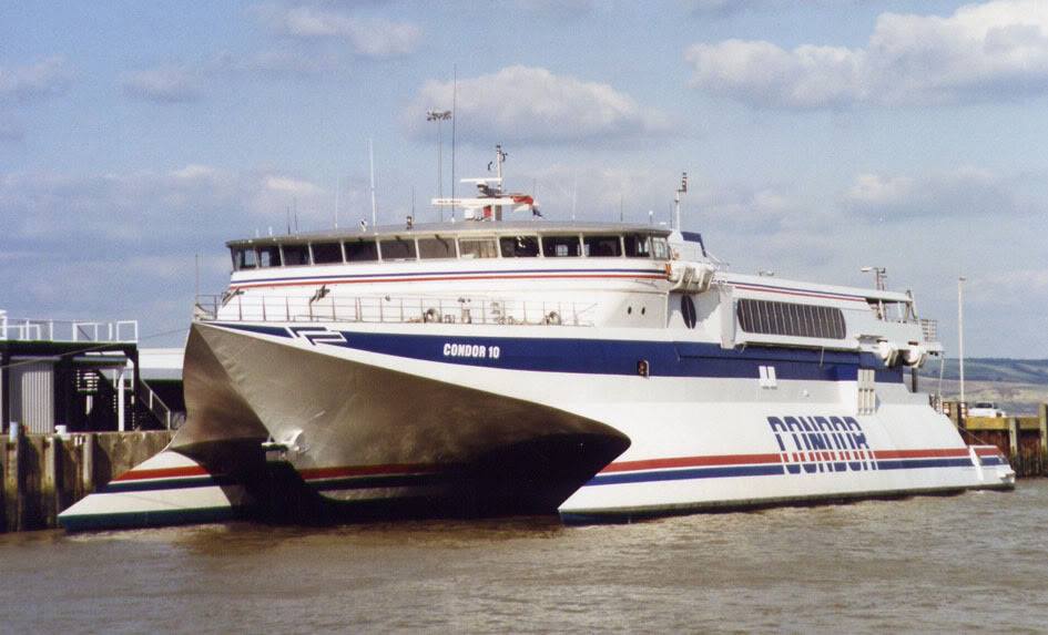 Le ferry Condor 10 de Condor Ferries est photographié amarré dans le port de Weymouth.