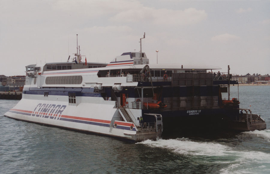 Le ferry Condor 10 de Condor Ferries est photographié lors de son arrivée à Weymouth.
