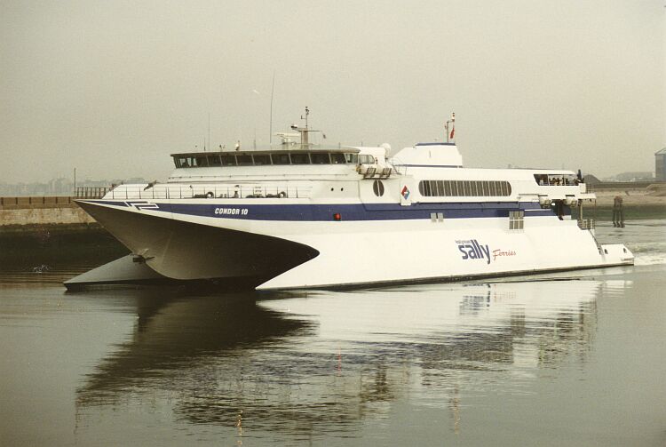 Le ferry Condor 10 est photographié lors de son affrètement à Sally Ferries.