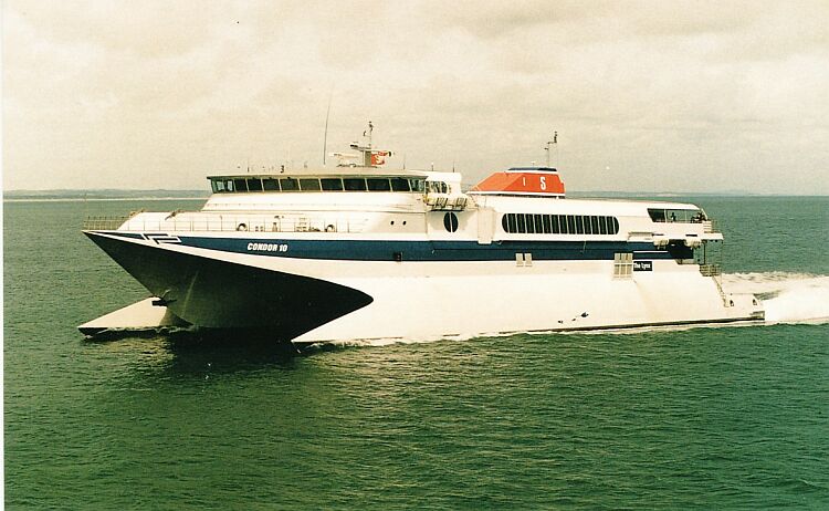 Le ferry Condor 10 est photographié durant l'été 1996, lorsqu'il a été affrété par Stena Line.