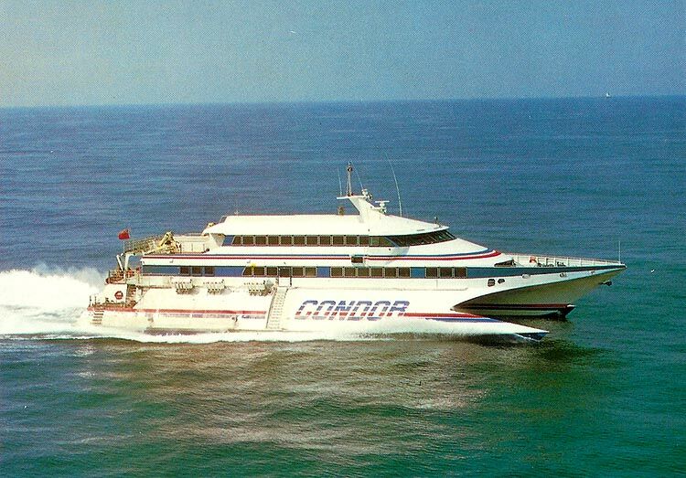 Le catamaran Condor 9 de Condor Ferries est photographié en pleine mer.