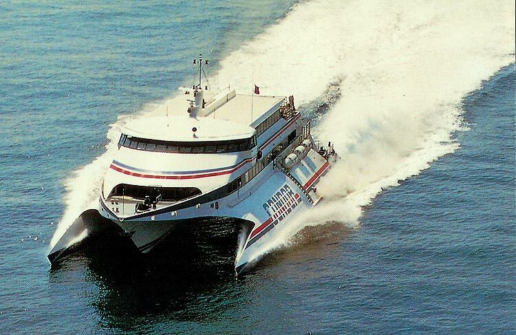 Le catamaran Condor 9 de Condor Ferries est photographié en pleine mer.