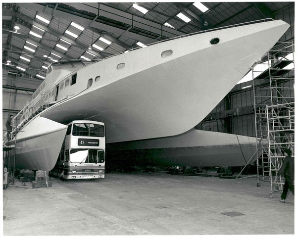 Le catamaran Condor 9 de Condor Ferries est photographié durant sa construction.