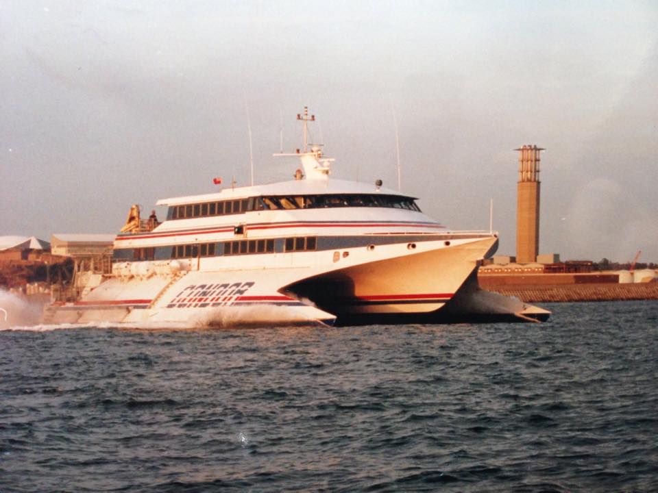 Le catamaran perce-vague Condor 9 de Condor Ferries appareille du port de Saint-Hélier.