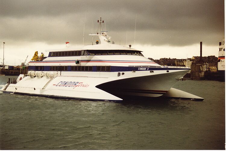 Le catamaran Condor 9 de Condor Ferries appareille de Saint-Malo.