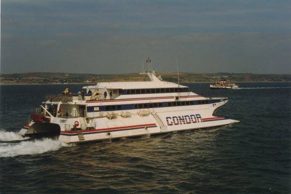 Le catamaran Condor 9 de Condor Ferries appareille des îles Anglo-normandes.