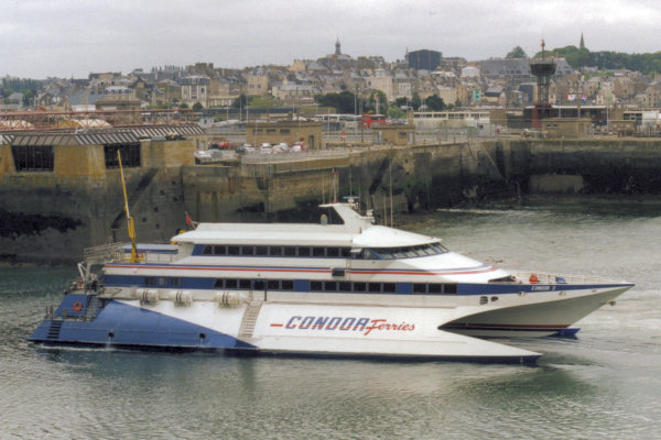 Le catamaran perce-vague Condor 9 de Condor Ferries manœuvre dans le port de Saint-Malo.